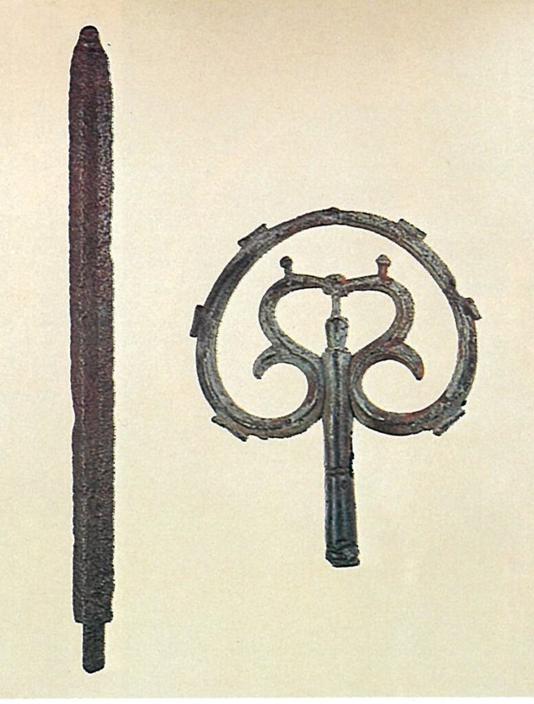 Bronze ritual staff finial with iron sword, discovered on Mt. Tsurugi (Collection of the Toyama Prefectural Tateyama Museum) 