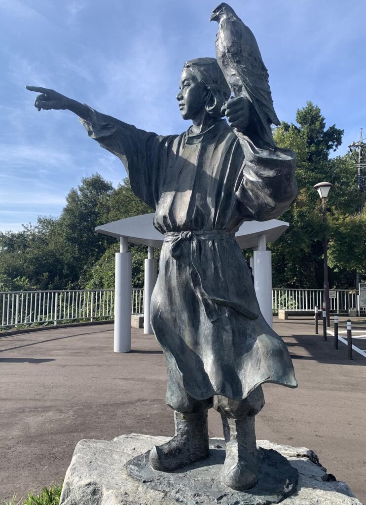Statue of Saeki Arayori at the Kureha-yama Observation Deck