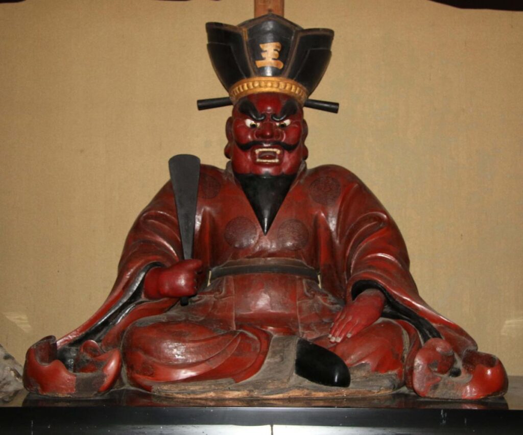 Seated Wooden Statue of Enma, King of Hell
(Designated Tangible Folk Cultural Property of Toyama Prefecture; Kamakura period; housed in the Enma Hall of Ashikuraji Temple)