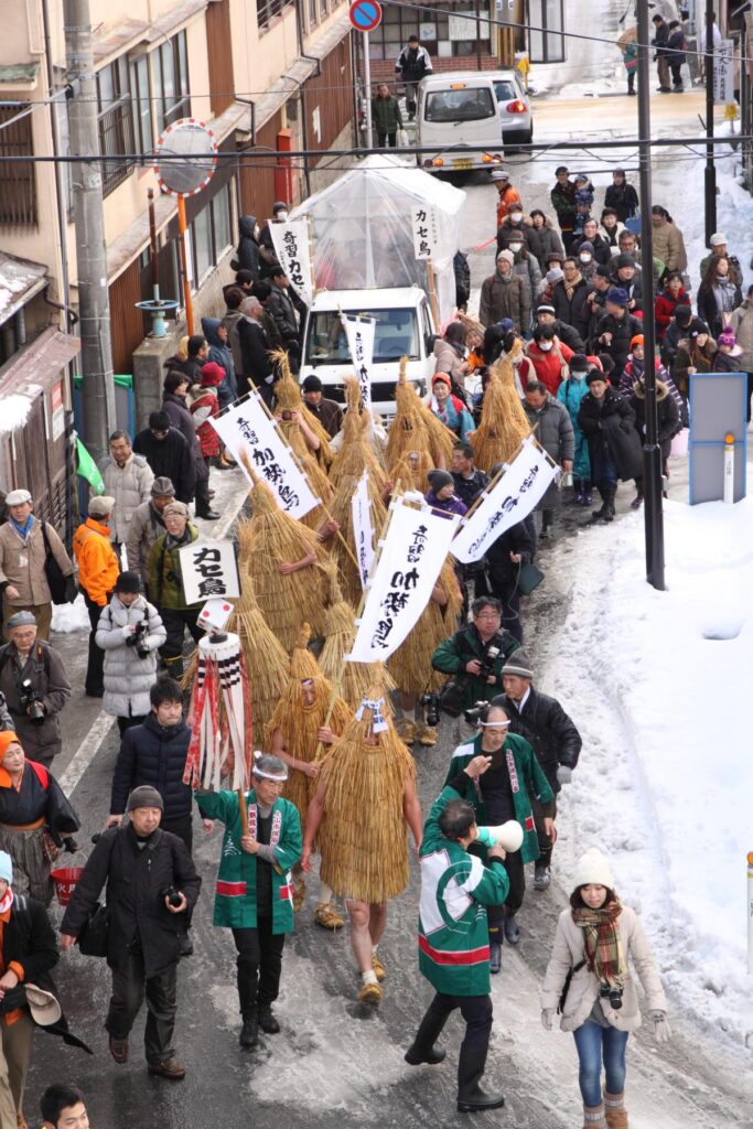 A Kasedori performer walks through the castle town streets 
shouting “Kakkakkaa!” as part of the winter ritual.
