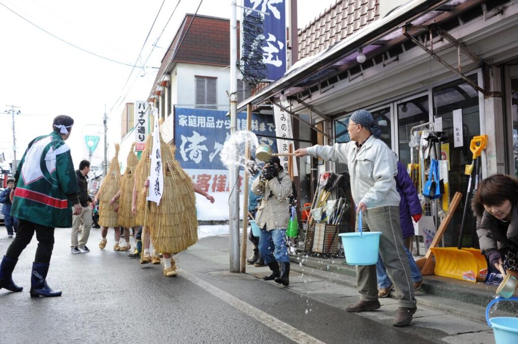 Residents pour “celebration water” over the Kasedori, a traditional 
act believed to bring prosperity and protect the town from fire.
