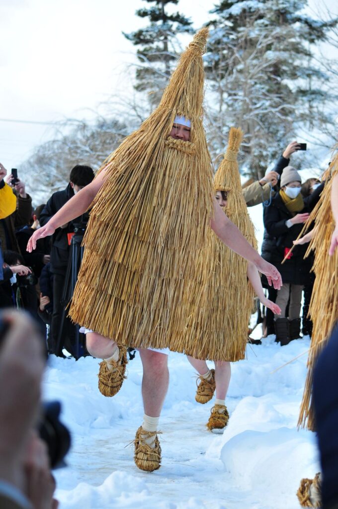 The Kendai, a large straw cloak worn by the Kasedori performer,
is carefully woven from rice straw by local craftsmen.
