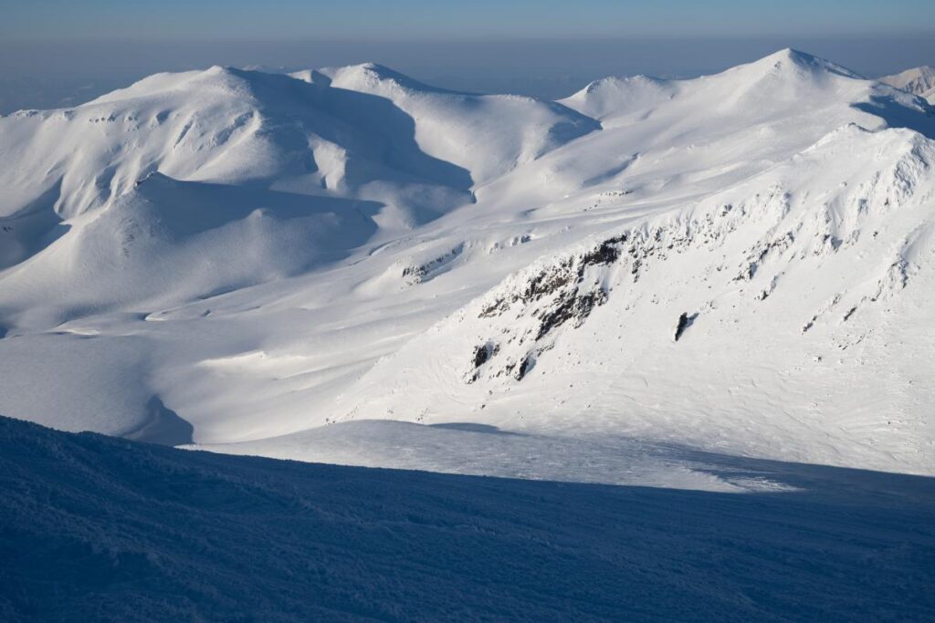 16:40 White : View of Mt. Hippudake and Mt. Hokuchindake from the summit of Mt. Asahidake