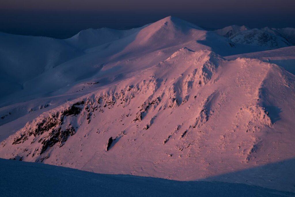 17:43 Red : View of Mt. Hokuchindake from the summit of Mt. Asahidake