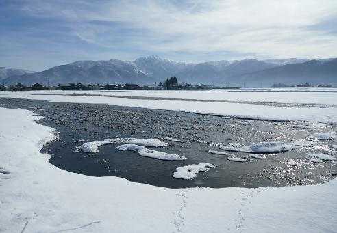 From October to February, rice paddies are flooded to allow water to infiltrate into the ground