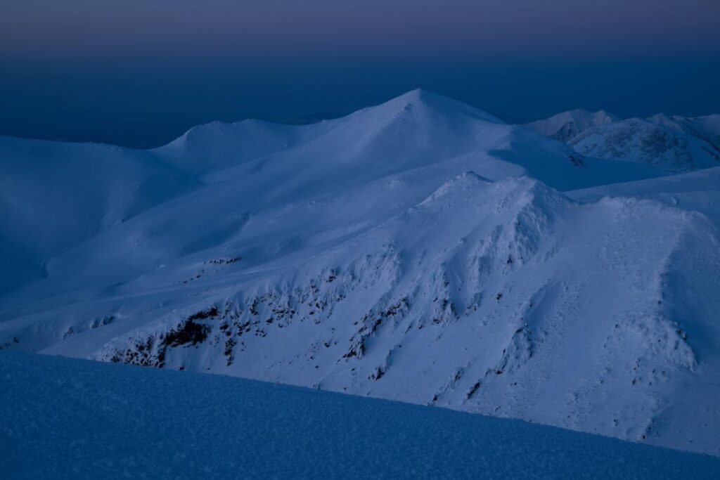 17:44 Blue : View of Mt. Hokuchindake from the summit of Mt. Asahidake