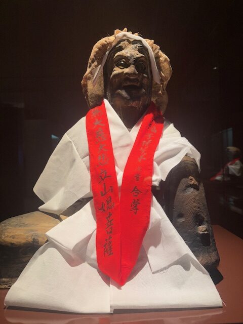 Statue of Uba-son dressed in ceremonial robes